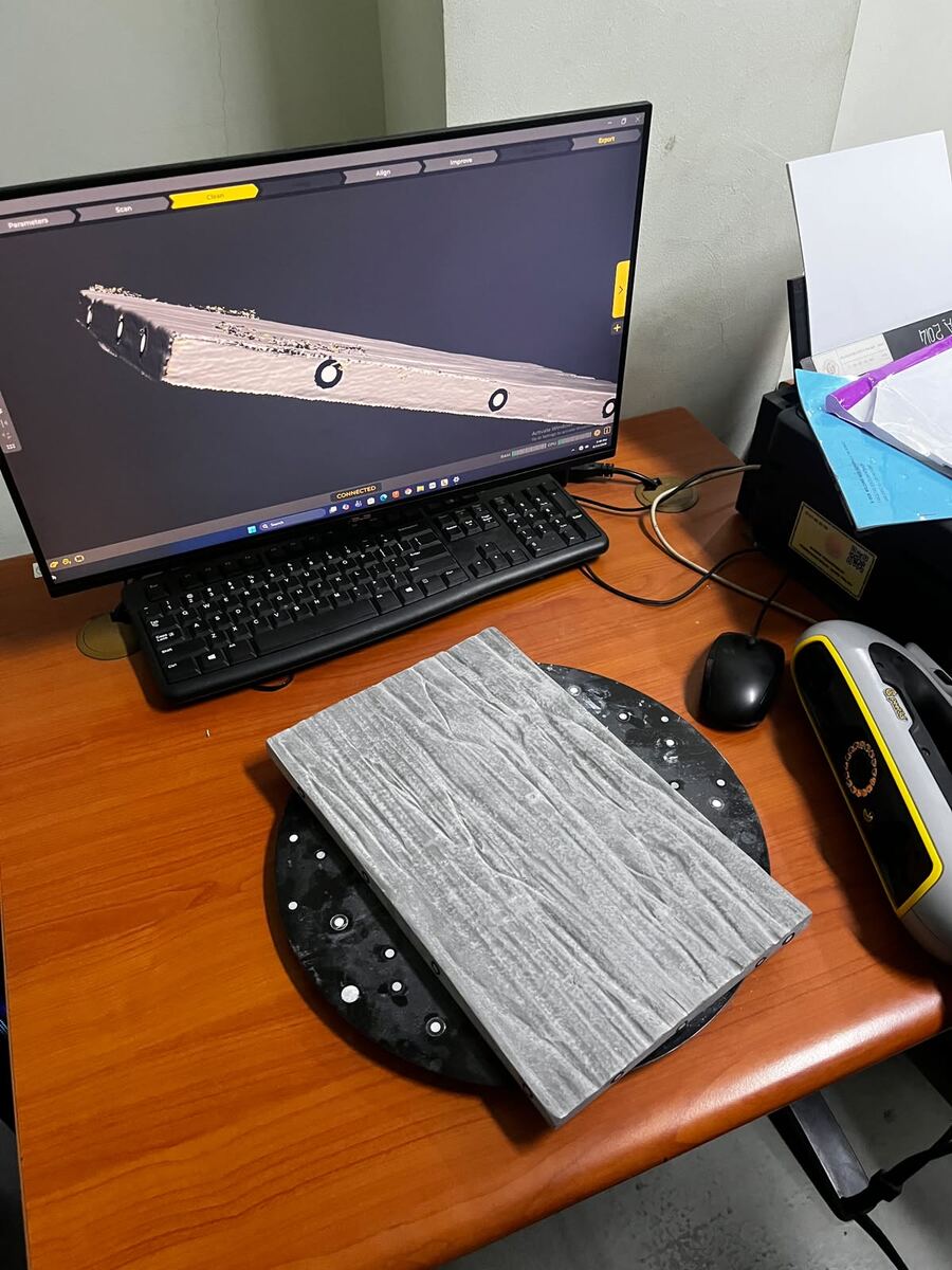 Pemindaian objek kayu di atas turntable
